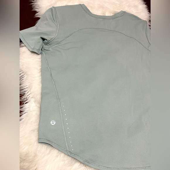 Lululemon Size 8 High-Neck Running and Training T-Shirt
Silver Blue Light Green - Picture 8 of 13